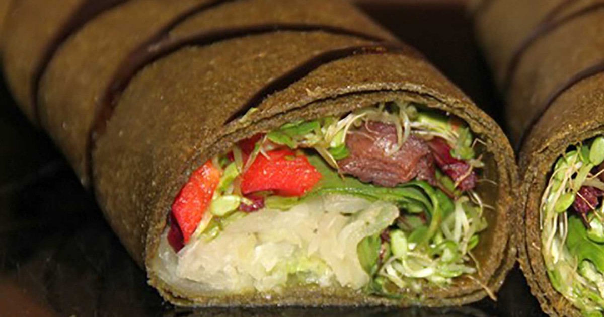 Nyers, vegán tortilla zöldségekkel, balzsamecettel