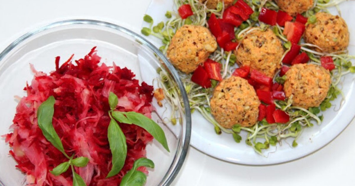 Édesburgonyás diógolyó, céklás savanyú káposztával