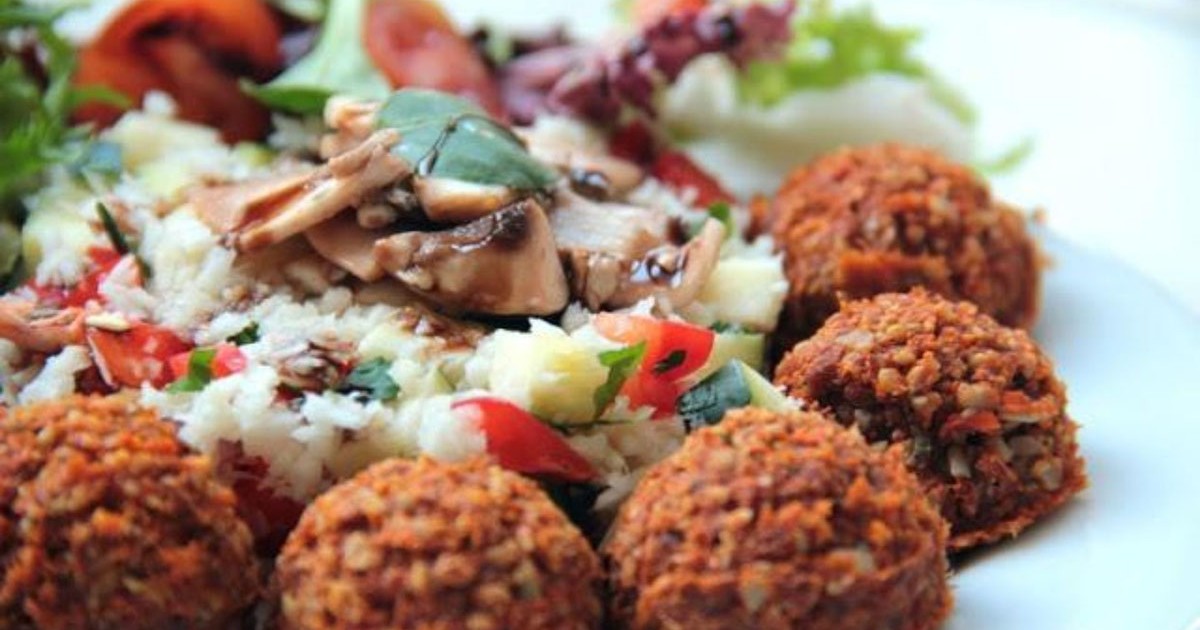 Nyers fasírt, fehérrépa rizottóval, aszalt gombával, balzsamecetes salátával