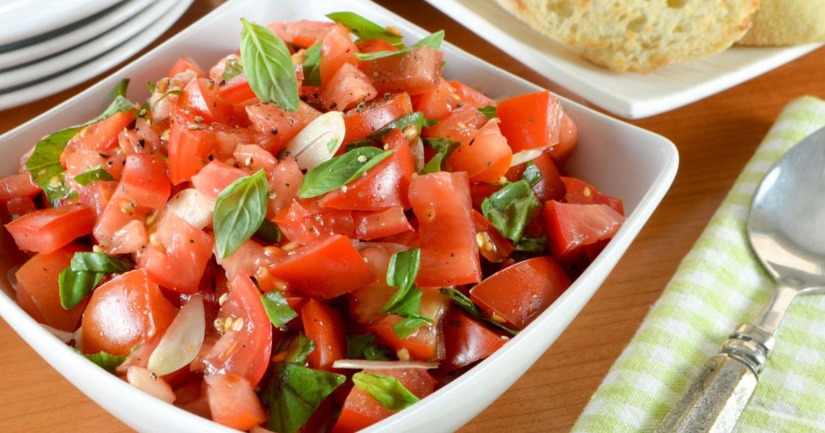 Újhagymás paradicsomsaláta
