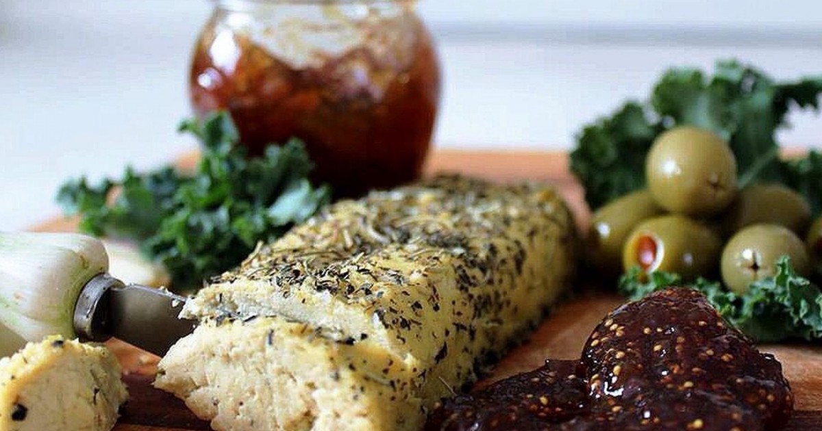 Bundás mandulasajt, áfonya lekvárral és nyers rizottóval