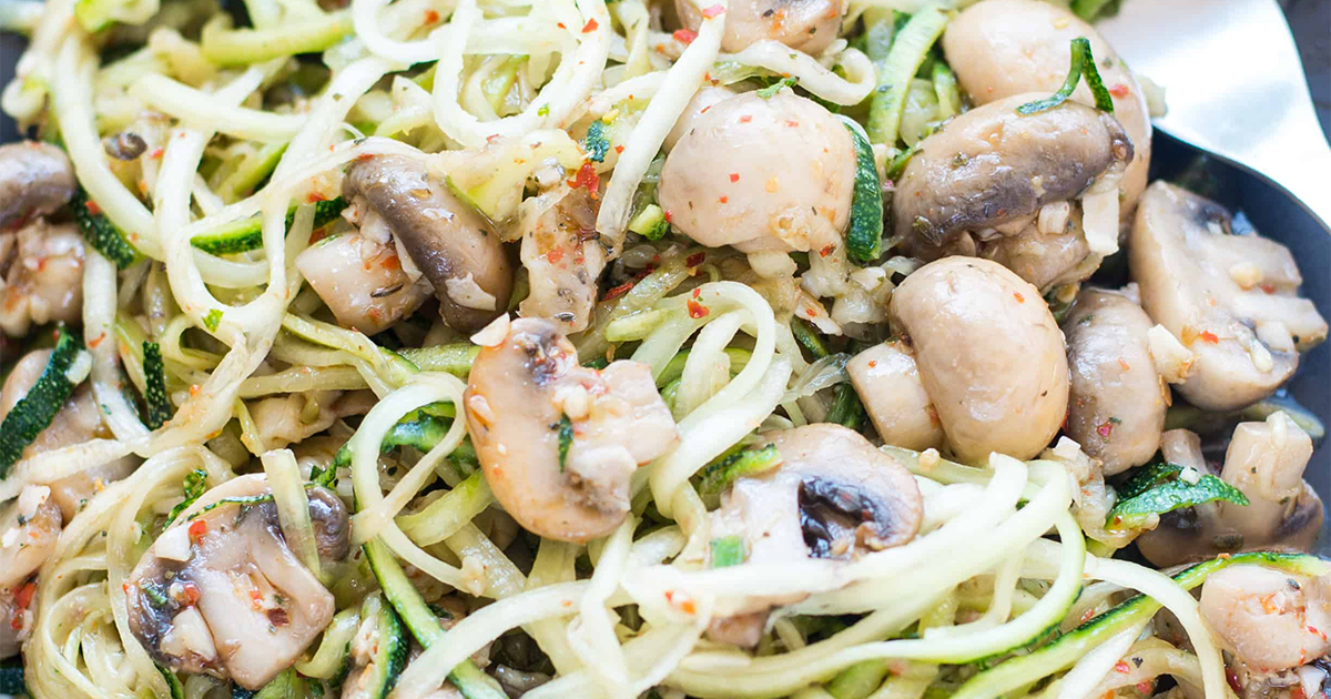 Cukkini spagetti, gombamártással