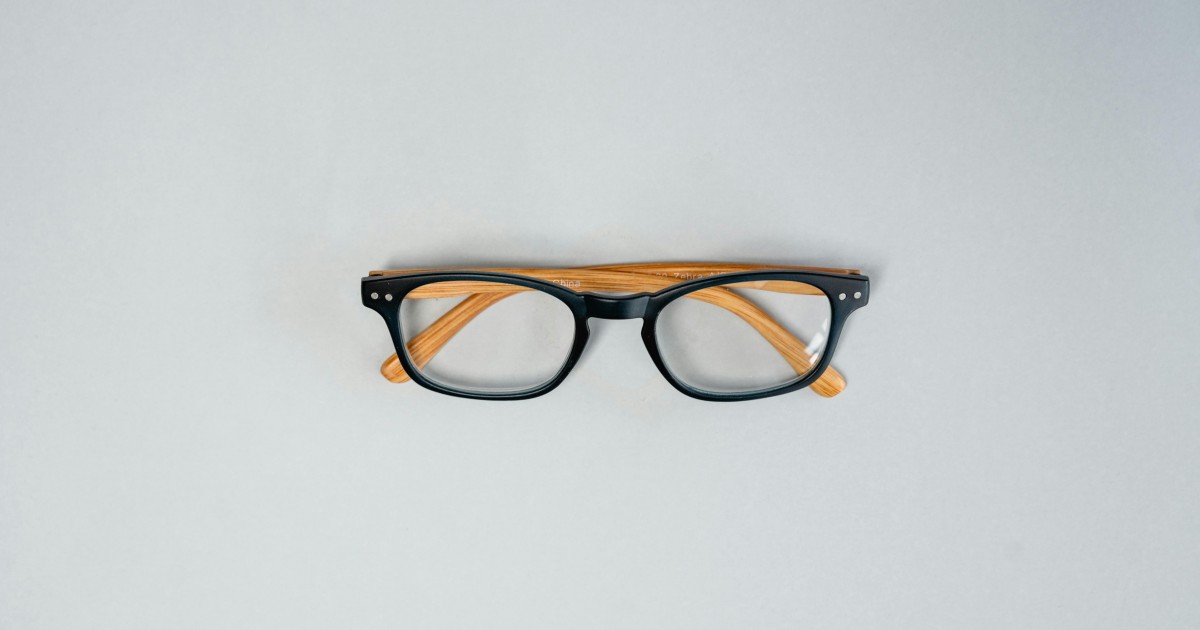 Napszemüveg-kisokos szemüvegeseknek – hogy nyáron is tisztán láss!