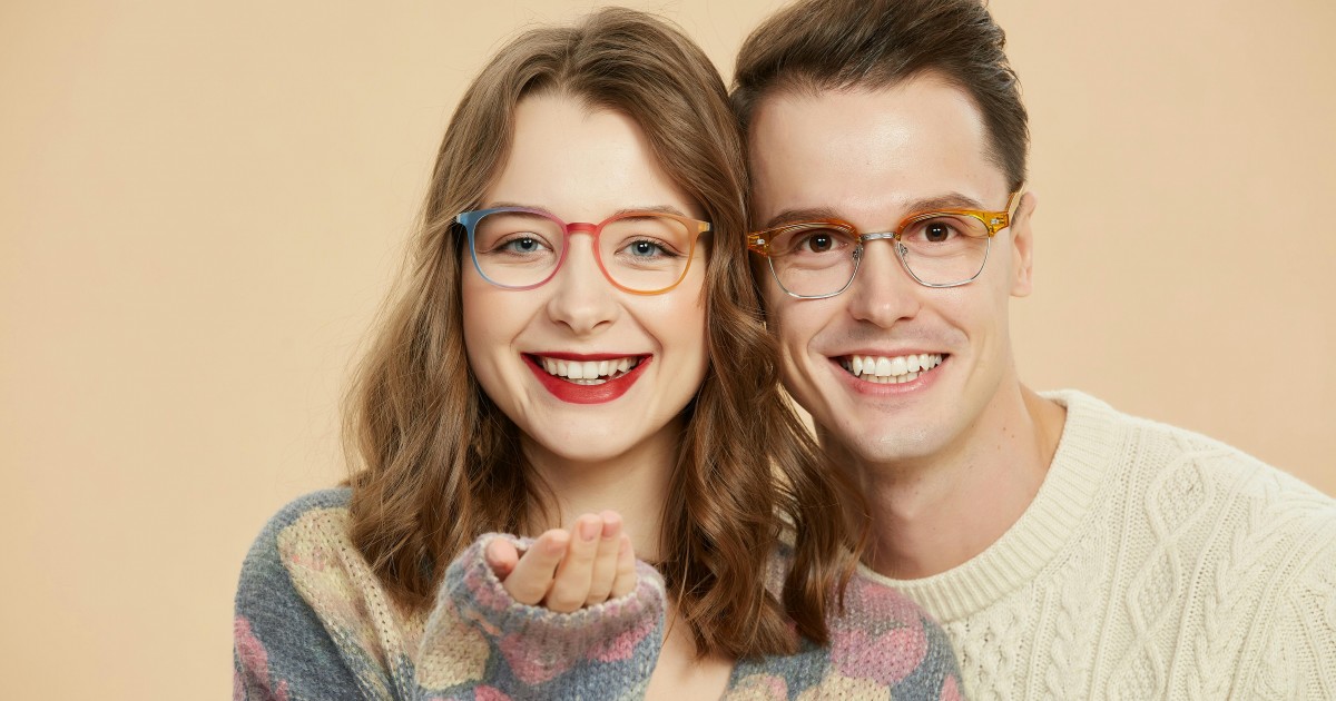 Tavaszi lendület színes szemüvegkeretekkel