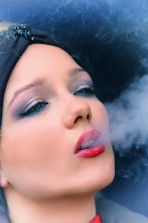 cigiző nő